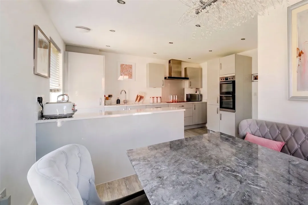 https://mr0.homeflow-assets.co.uk/files/photo/image/48176/4057/_x_/SOU260364_31.jpg