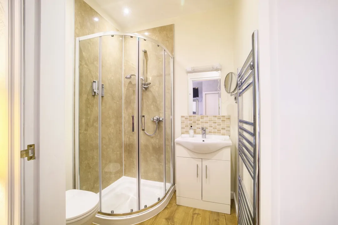 https://mr0.homeflow-assets.co.uk/files/photo/image/48176/4220/_x_/003A4023_HDR-18.jpg