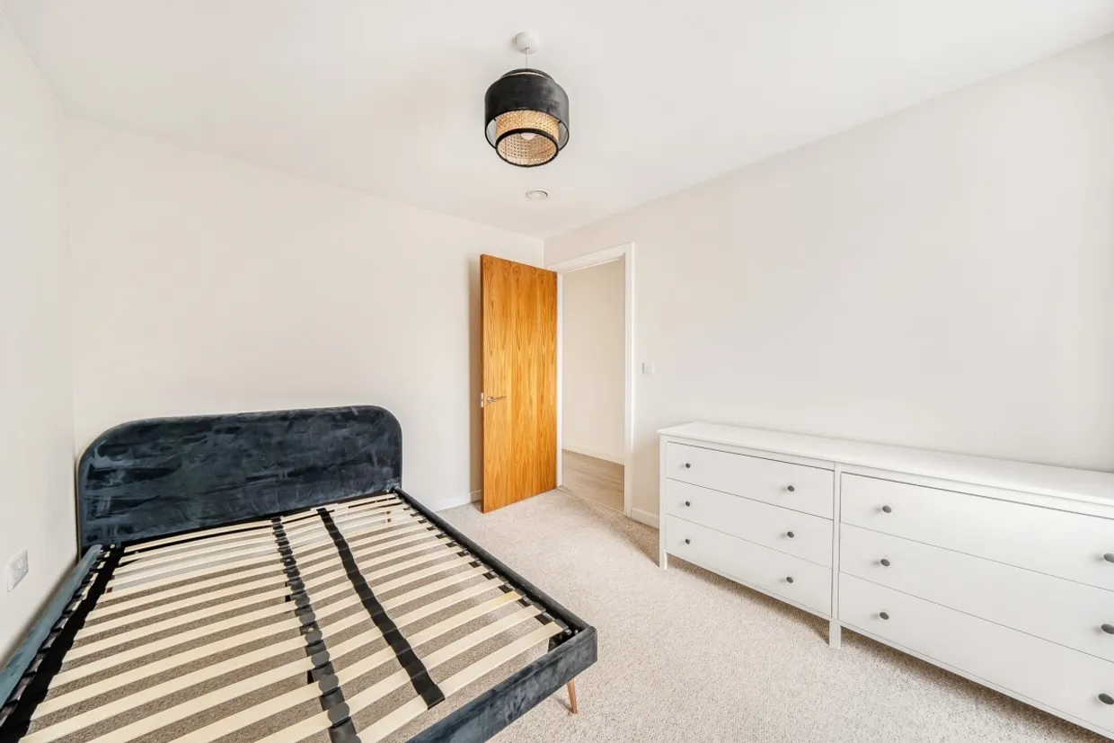 Friern Barnet Road London N11 photo 9