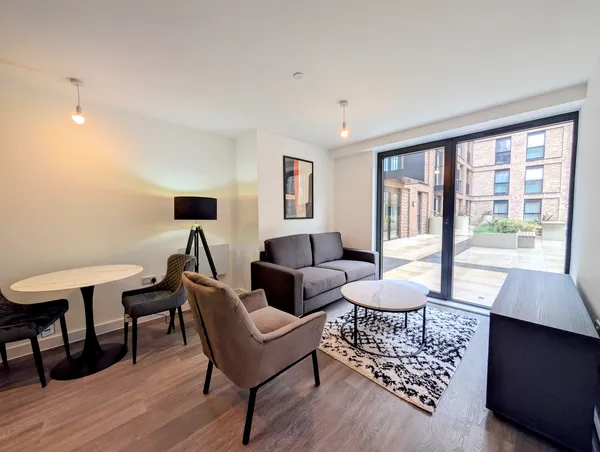 Berkeley Square, Salford M5