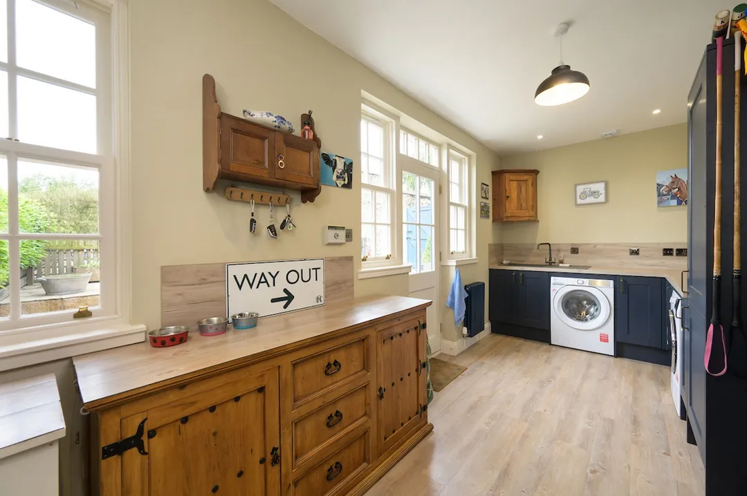 https://mr0.homeflow-assets.co.uk/files/photo/image/48179/7497/_x_/Cakemuir-INTERIOR-80.jpg