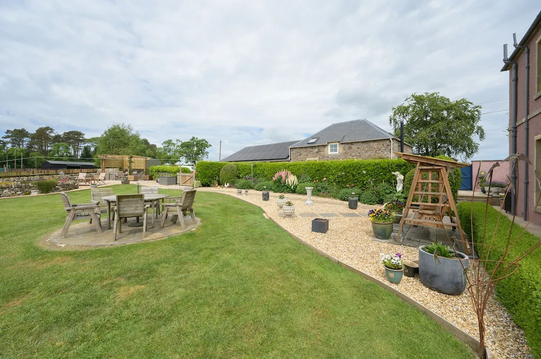 https://mr0.homeflow-assets.co.uk/files/photo/image/48179/7520/_x_/Cakemuir-EXT-62.jpg