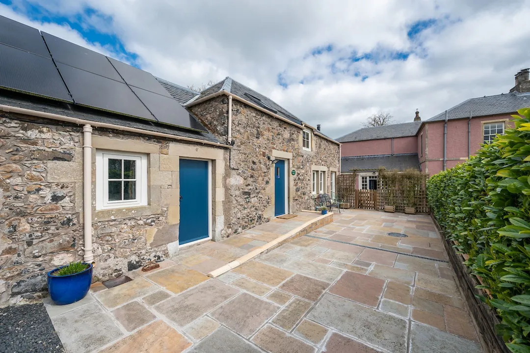https://mr0.homeflow-assets.co.uk/files/photo/image/48179/7526/_x_/GroomsCottageCakemuir-102.jpg