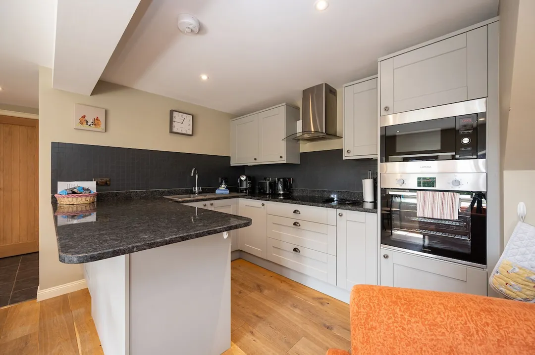 https://mr0.homeflow-assets.co.uk/files/photo/image/48179/7529/_x_/GroomsCottageCakemuir-113.jpg