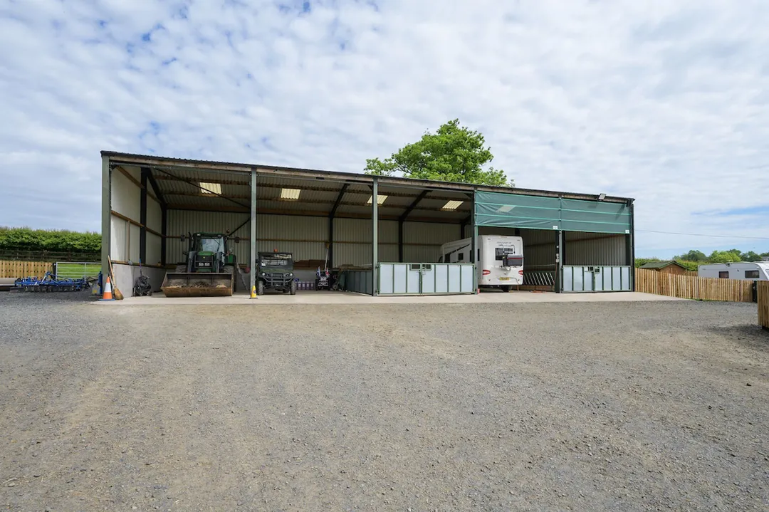 https://mr0.homeflow-assets.co.uk/files/photo/image/48179/7536/_x_/Cakemuir-STABLES-7.jpg
