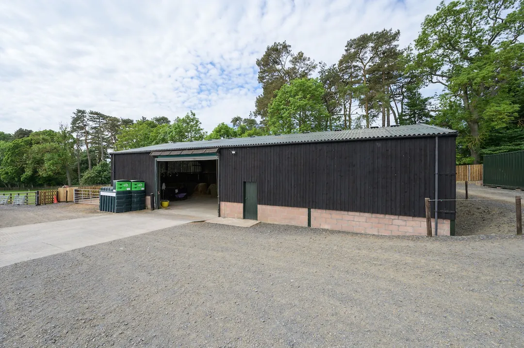 https://mr0.homeflow-assets.co.uk/files/photo/image/48179/7537/_x_/Cakemuir-STABLES-6.jpg
