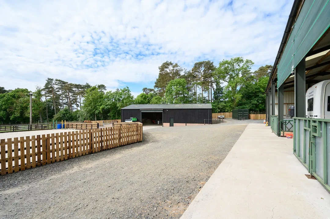 https://mr0.homeflow-assets.co.uk/files/photo/image/48179/7538/_x_/Cakemuir-STABLES-11.jpg