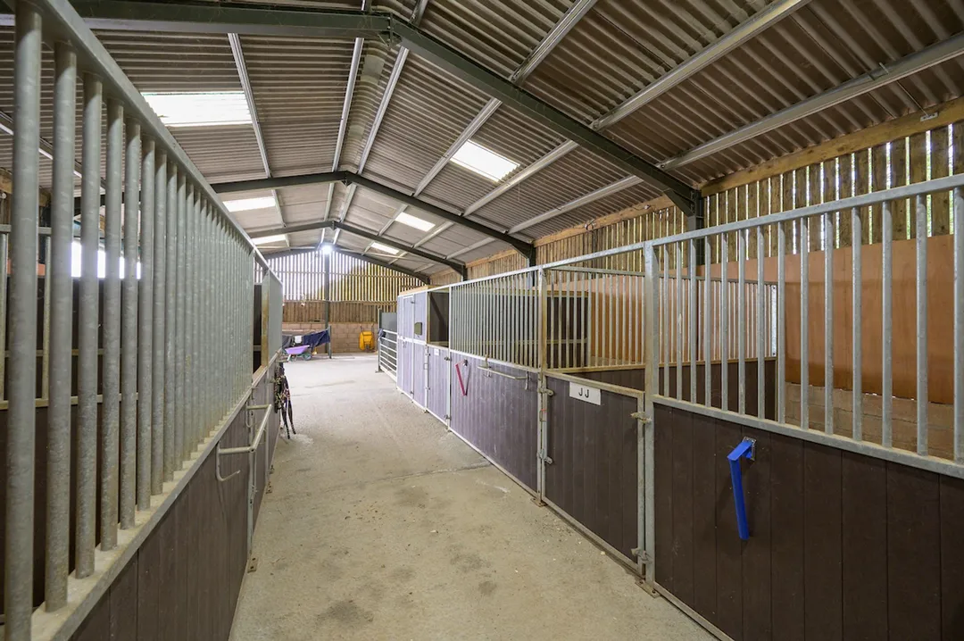 https://mr0.homeflow-assets.co.uk/files/photo/image/48179/7541/_x_/Cakemuir-STABLES-15.jpg
