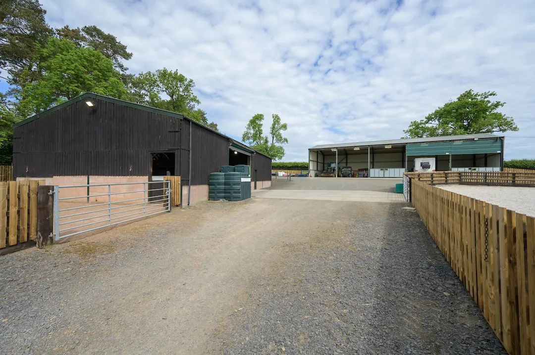 https://mr0.homeflow-assets.co.uk/files/photo/image/48179/7543/_x_/Cakemuir-STABLES-4.jpg