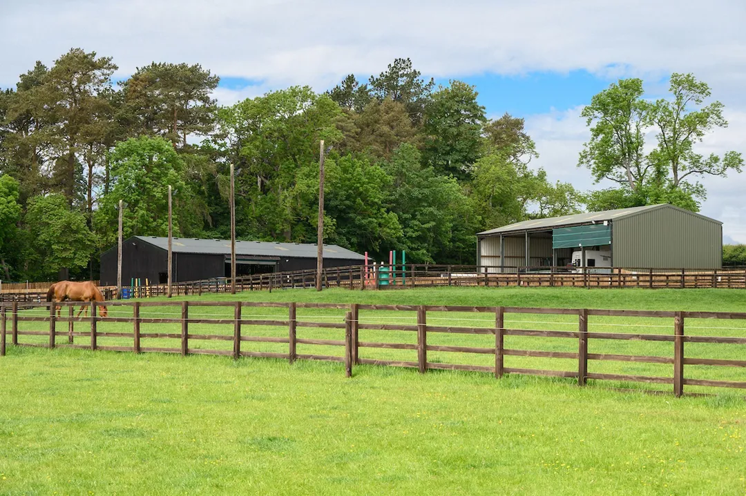 https://mr0.homeflow-assets.co.uk/files/photo/image/48179/7549/_x_/Cakemuir-STABLES-54.jpg