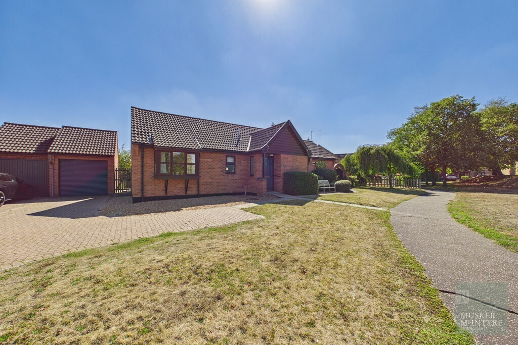 Hawthorne Close, Loddon Image 1