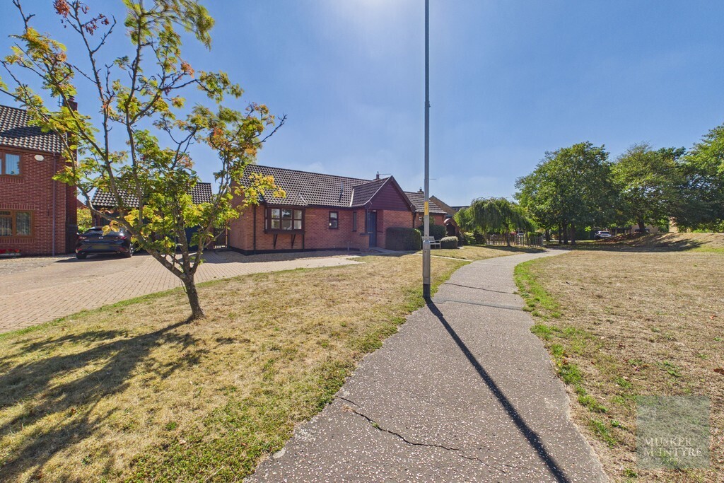 Hawthorne Close, Loddon Image 3