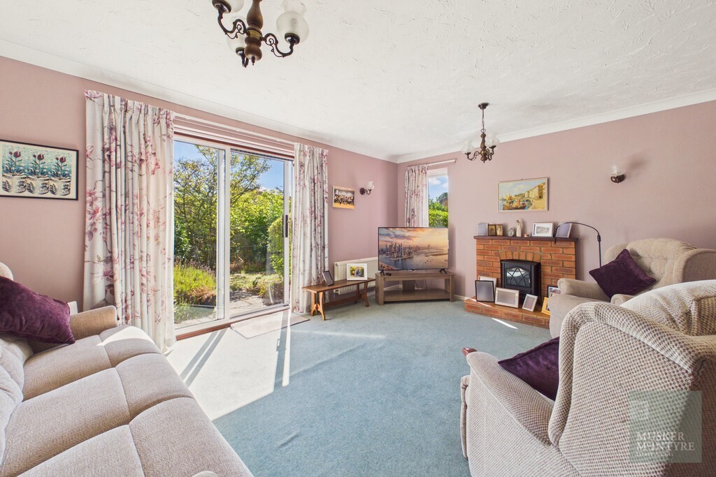 Hawthorne Close, Loddon Image 5