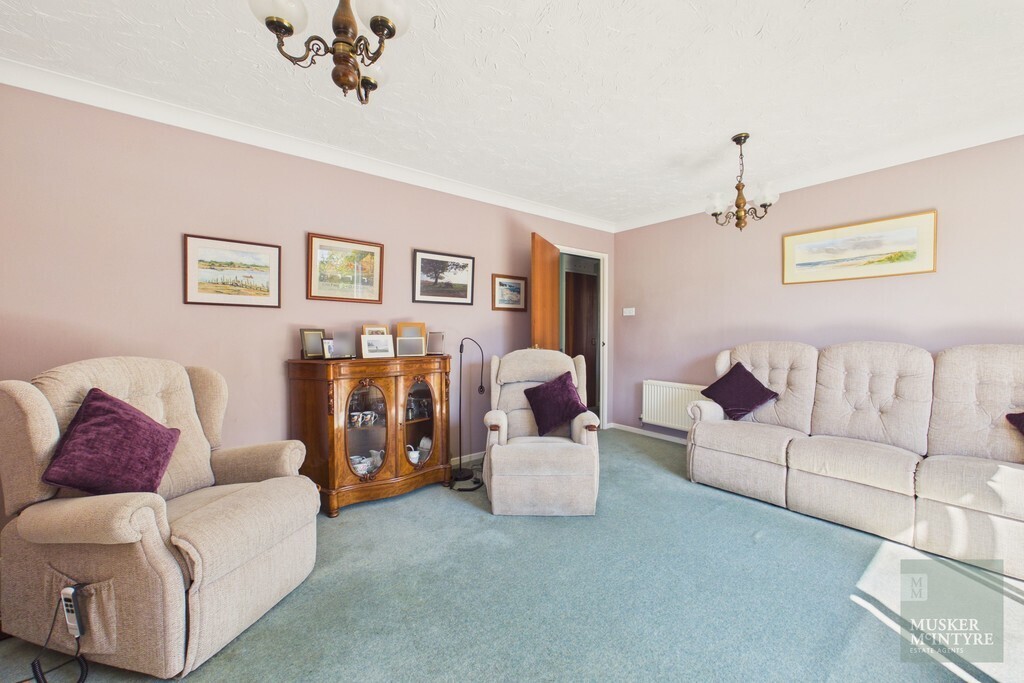 Hawthorne Close, Loddon Image 6