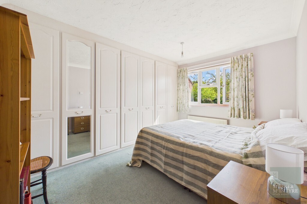 Hawthorne Close, Loddon Image 9