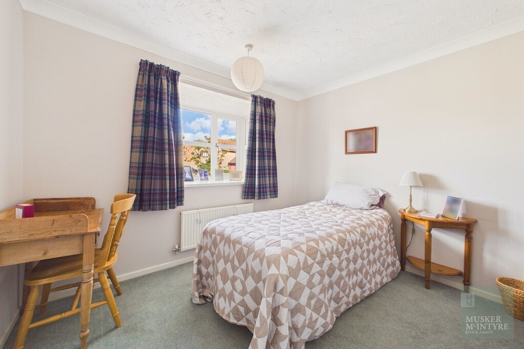 Hawthorne Close, Loddon Image 10