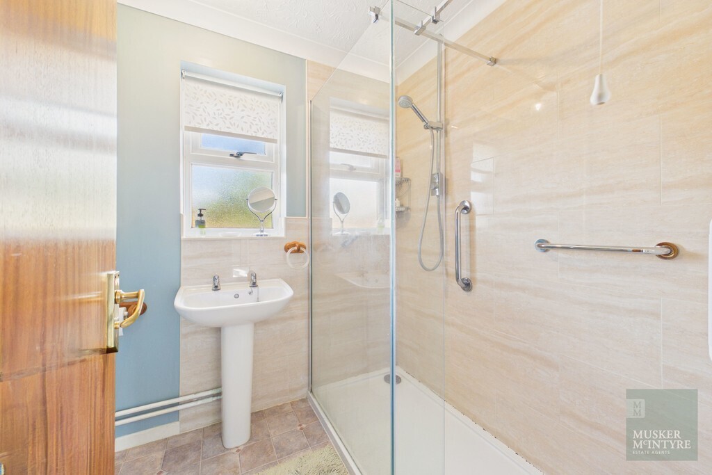 Hawthorne Close, Loddon Image 12