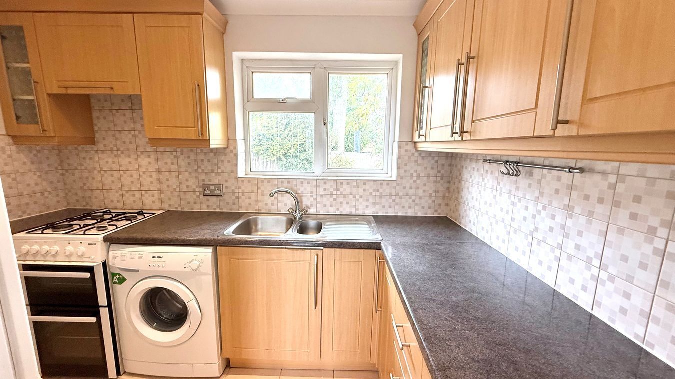 Red Rose, Binfield, RG42 Image 3