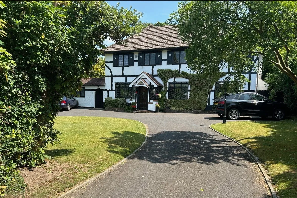 Longdown Lane North, Epsom
