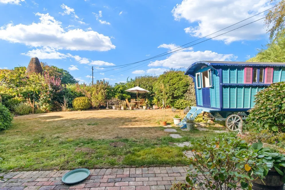 Property carousel item 6
