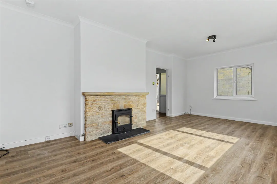 https://mr0.homeflow-assets.co.uk/files/photo/image/48190/9160/_x_/4moxiv-hbU2NDuBrnICZ6A.jpg