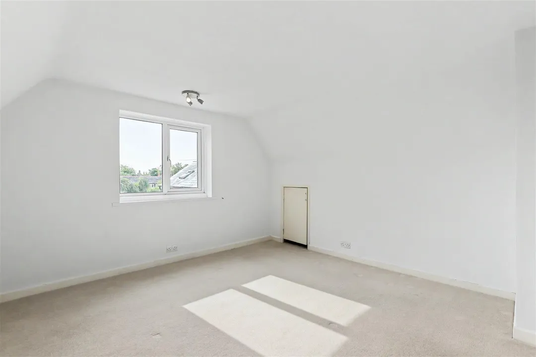 https://mr0.homeflow-assets.co.uk/files/photo/image/48190/9173/_x_/NUT946eqOUaRlkZmwdA-qw.jpg