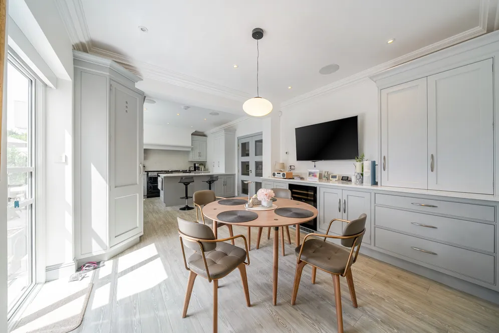 Esher Place Avenue, Esher, KT10 photo 3