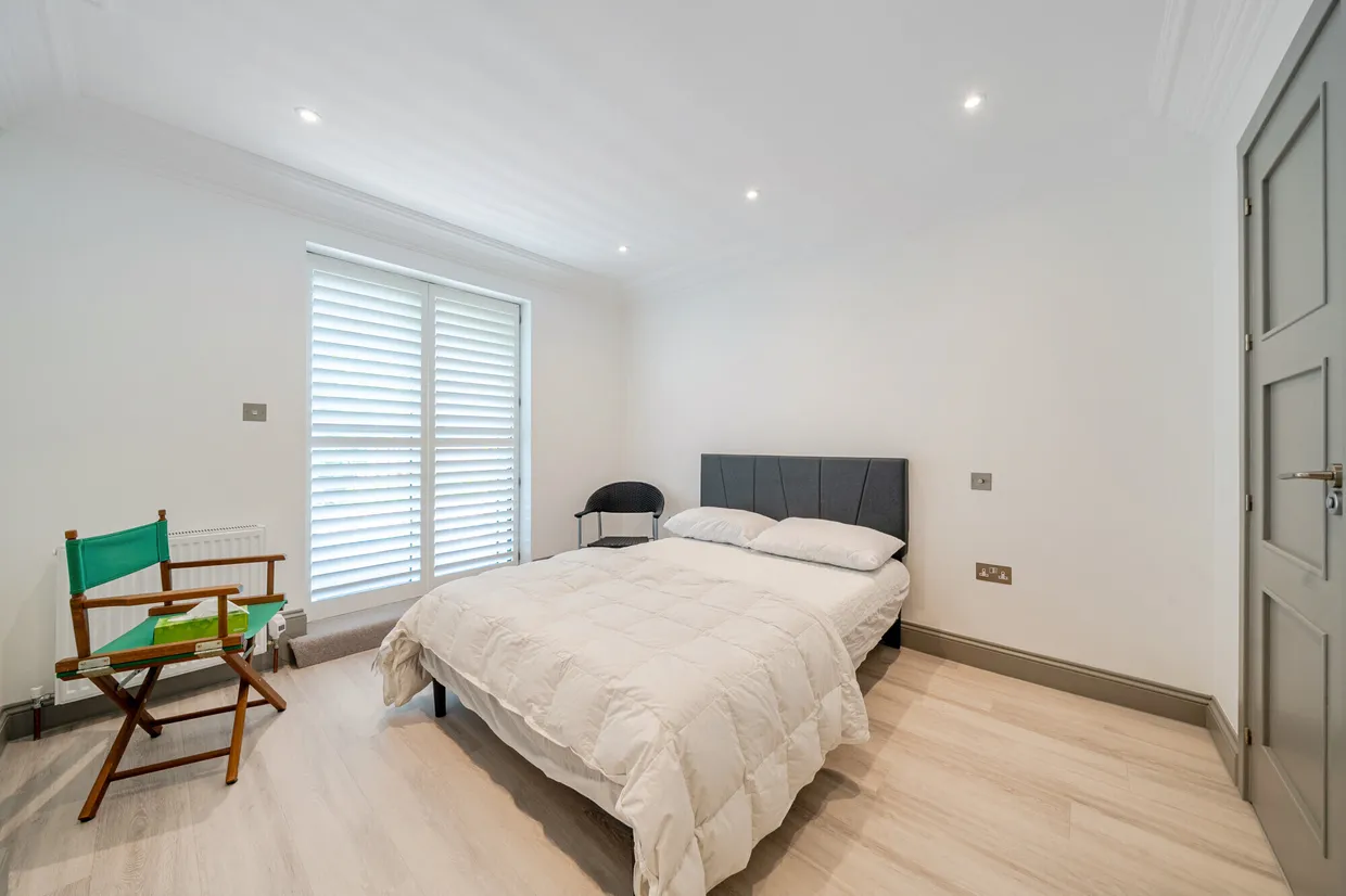 Esher Place Avenue, Esher, KT10 photo 18