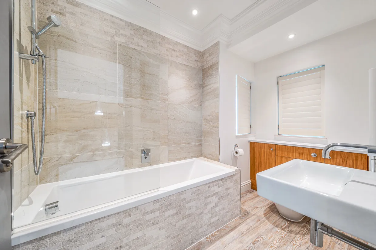 Esher Place Avenue, Esher, KT10 photo 19