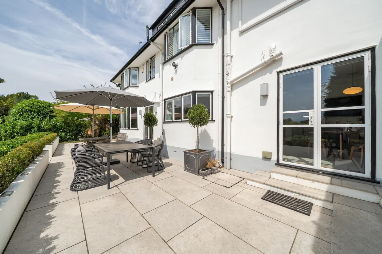 Esher Place Avenue, Esher, KT10 photo 26