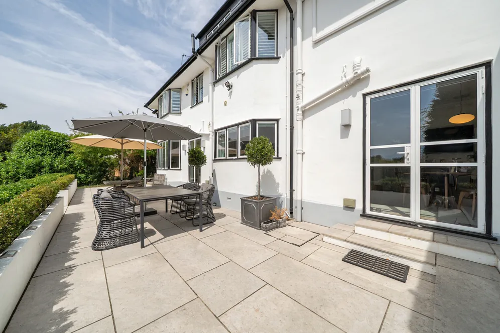 Esher Place Avenue, Esher, KT10 photo 26