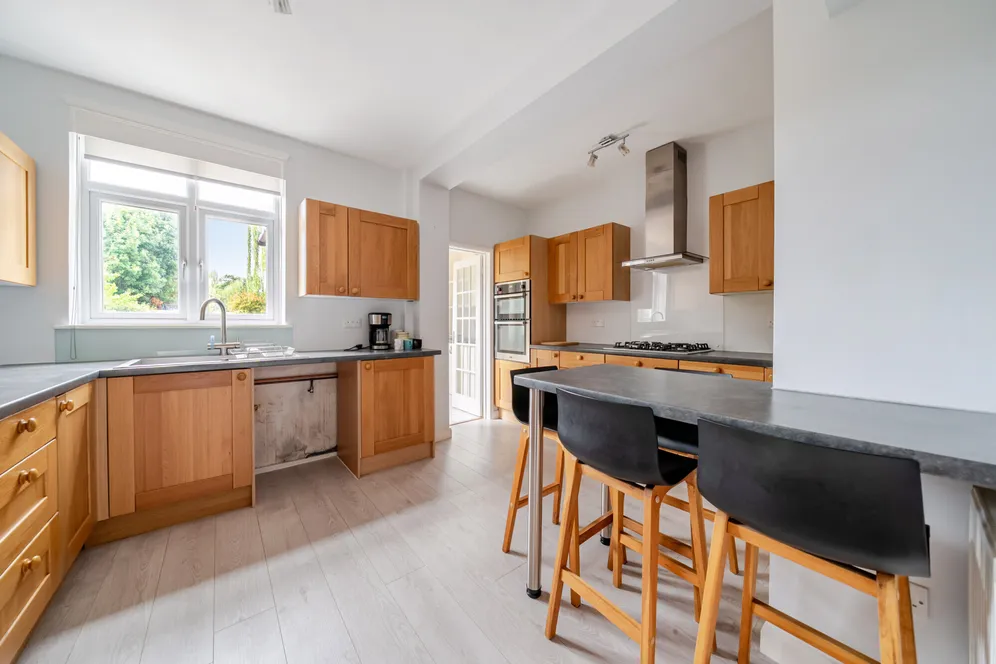 Medina Avenue, Esher, KT10 photo 2