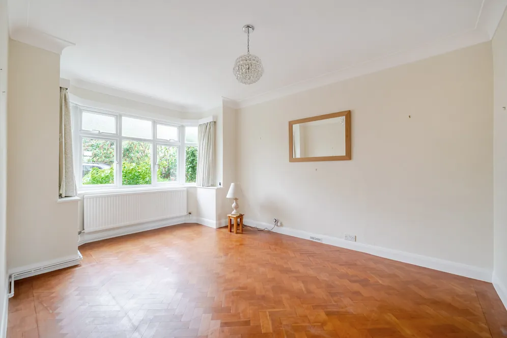 Medina Avenue, Esher, KT10 photo 3