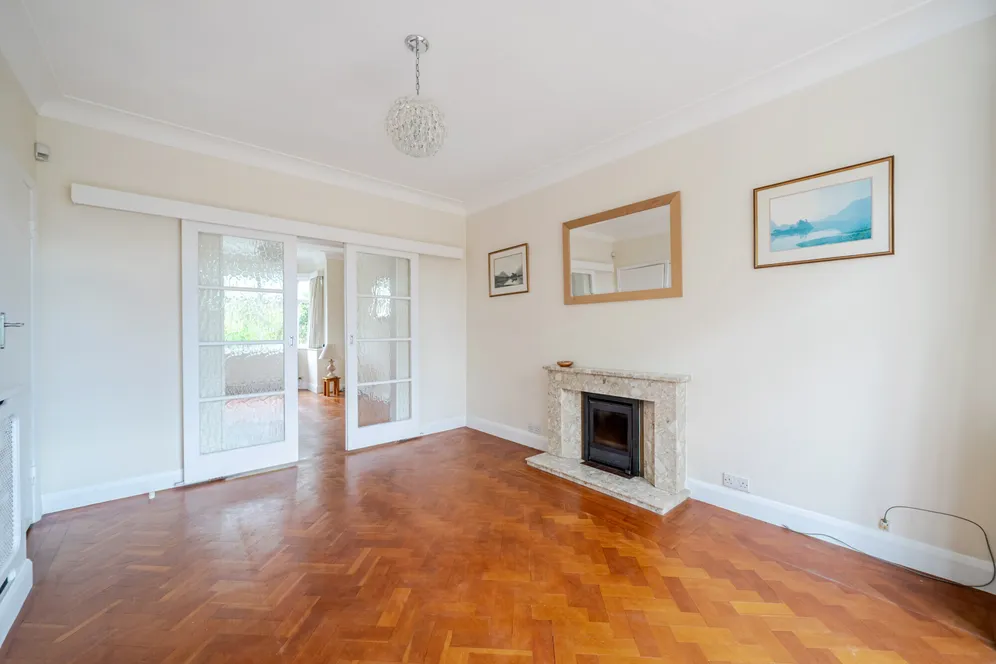 Medina Avenue, Esher, KT10 photo 5