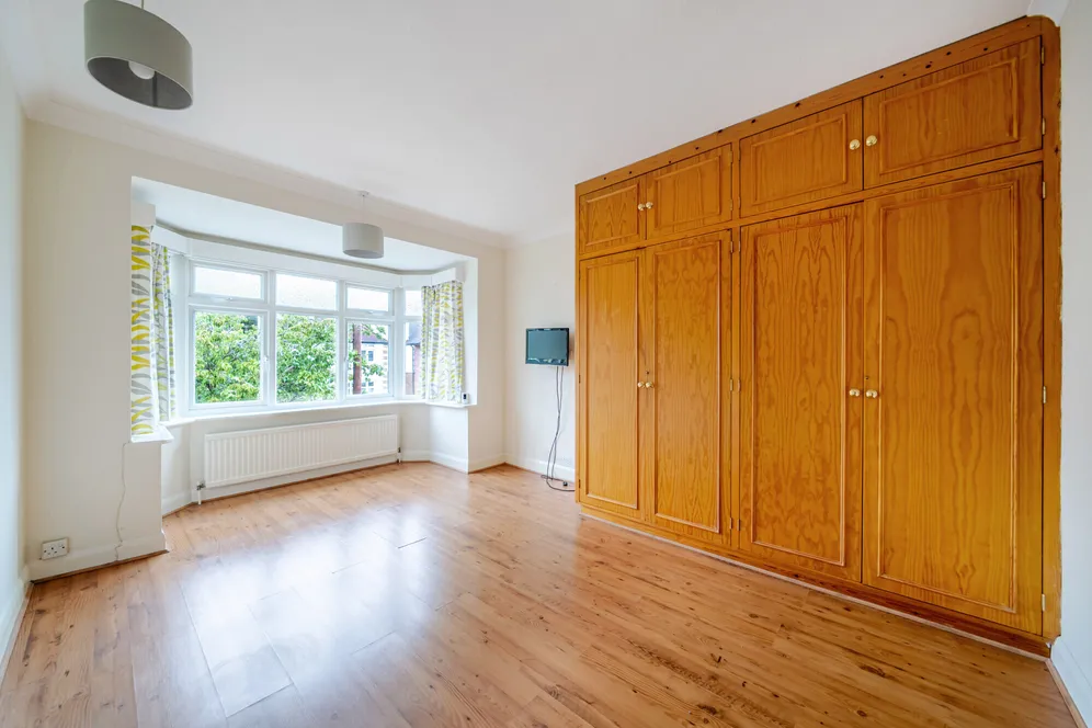 Medina Avenue, Esher, KT10 photo 6