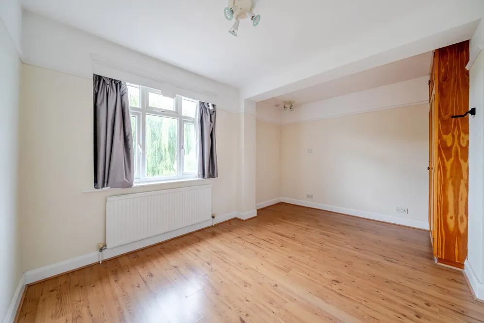 Medina Avenue, Esher, KT10 photo 7