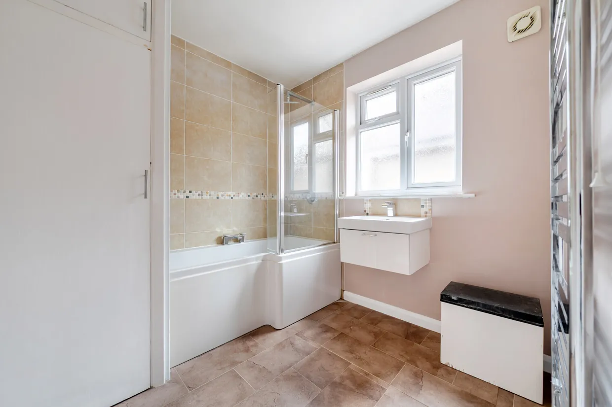 Medina Avenue, Esher, KT10 photo 8
