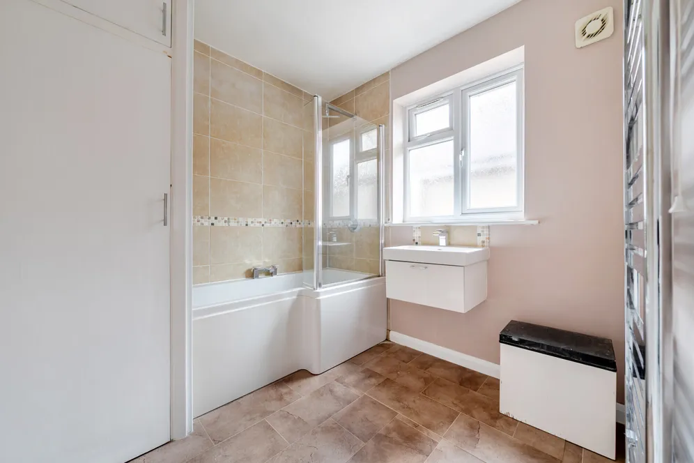 Medina Avenue, Esher, KT10 photo 8