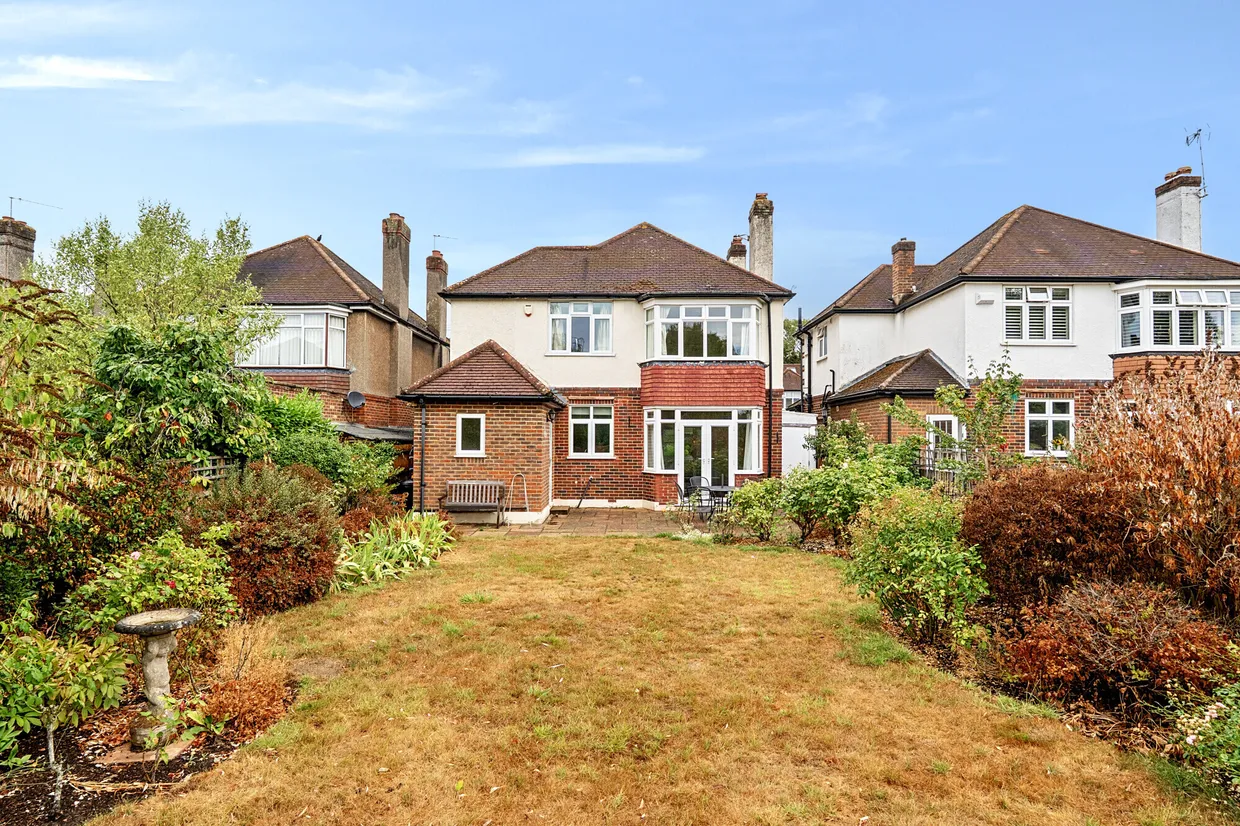 Medina Avenue, Esher, KT10 photo 9