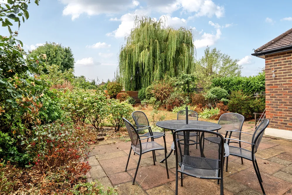 Medina Avenue, Esher, KT10 photo 10