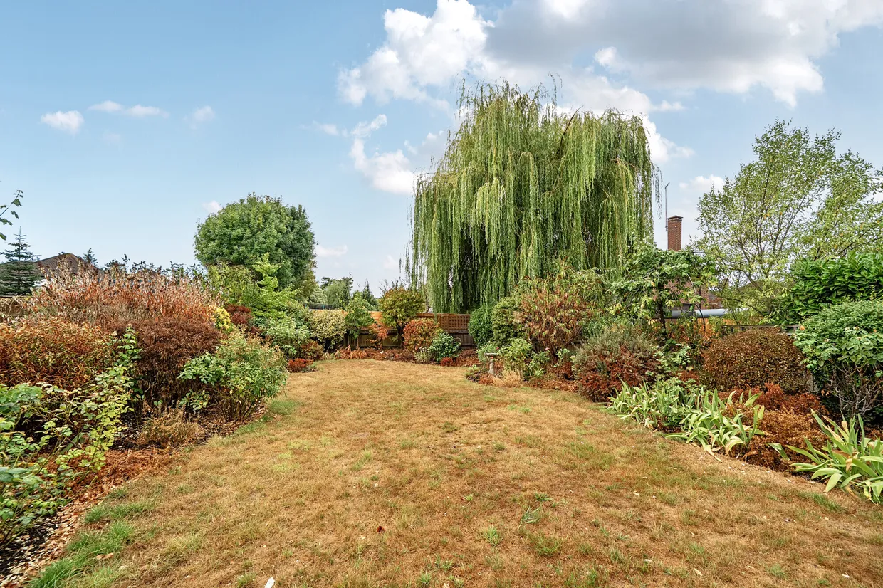Medina Avenue, Esher, KT10 photo 11