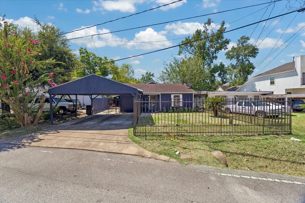 96 Burress St, Houston, TX 77022