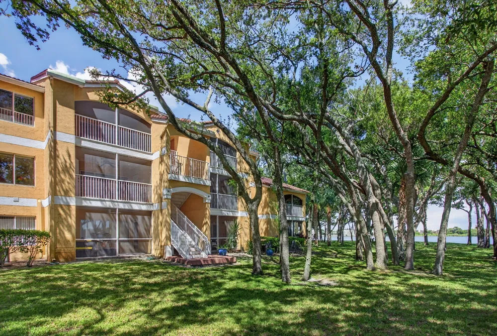 2425 NW 33rd St, Oakland Park, FL 33309