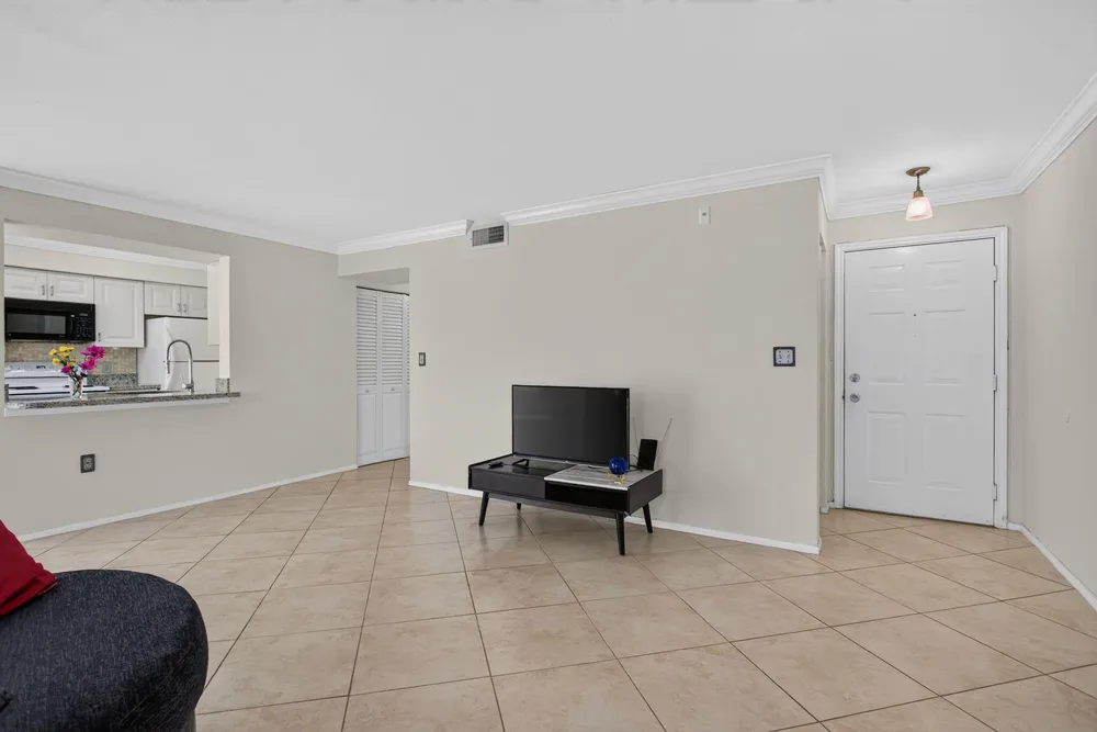 2425 NW 33rd St, Oakland Park, FL 33309