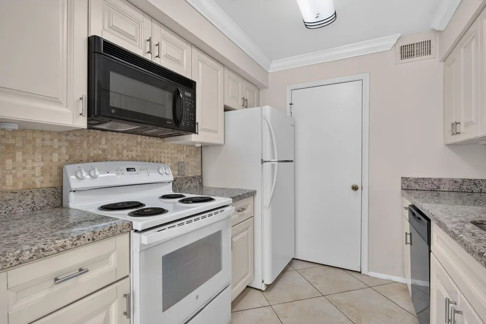 2425 NW 33rd St, Oakland Park, FL 33309