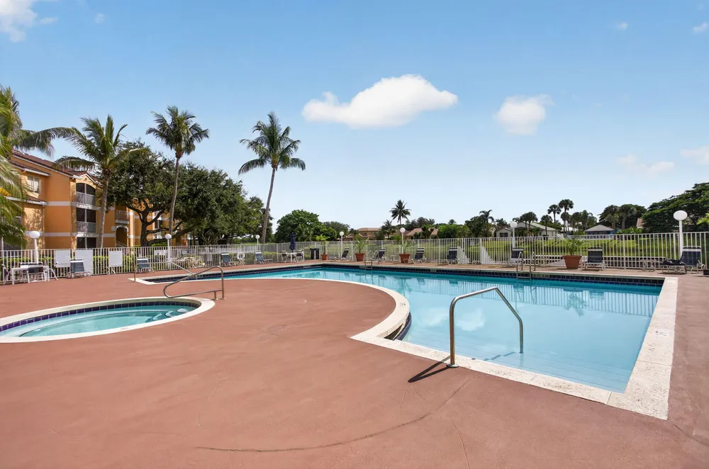 2425 NW 33rd St, Oakland Park, FL 33309