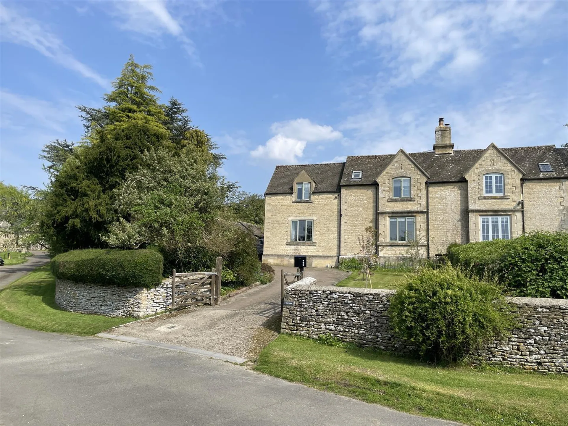 Property photo top 0