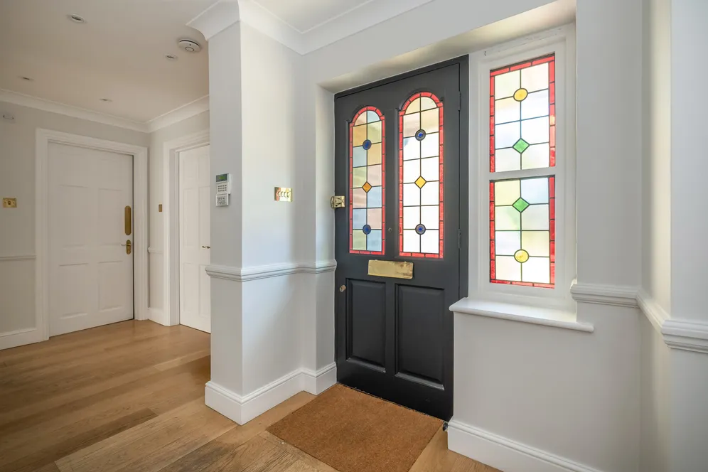 Bainbridge Close, Richmond, TW10 photo 9