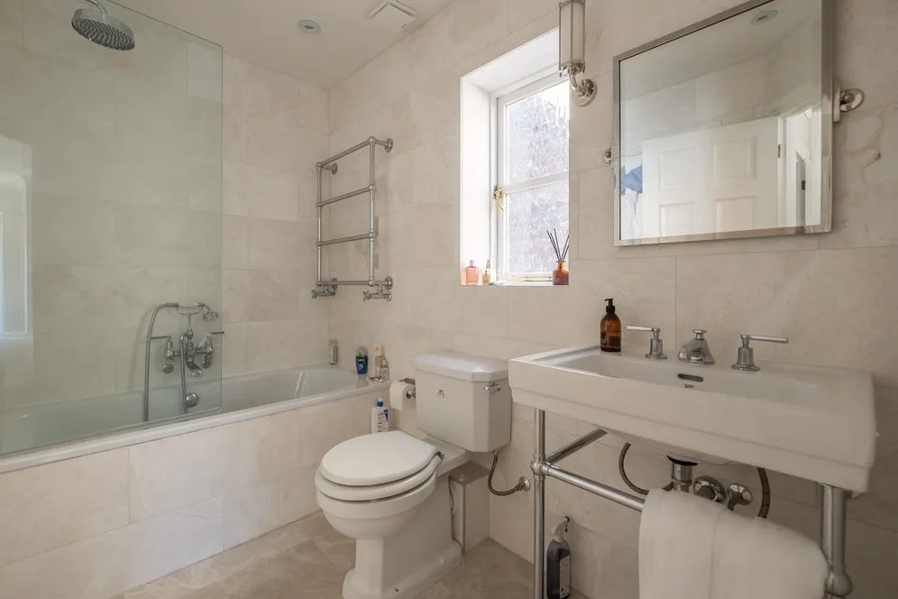 Bainbridge Close, Richmond, TW10 photo 12
