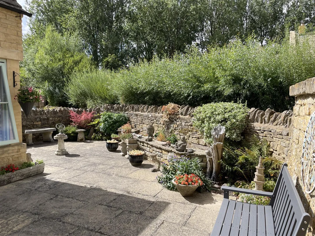 https://mr0.homeflow-assets.co.uk/files/photo/image/48245/0947/_x_/Ipvzx2b-P0KwygD7whlBjA.jpg